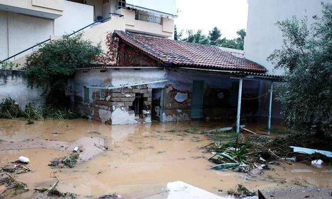 Η συγκλονιστική διάσωση τριών παιδιών στη Μάνδρα – Έκαναν ανθρώπινη αλυσίδα (βίντεο)